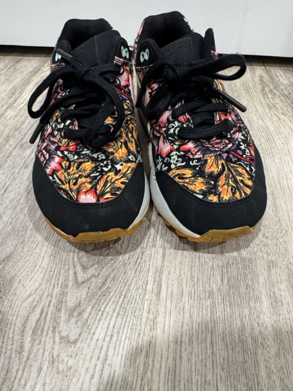 Nike Air Max Floral Print Sneakers Women’s Size 7.5 Black Multi Color Streetwear - Picture 6 of 6